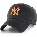 schwarze-curved-cap-mit-orangefarbenem-new-york-yankees-mlb-clean-up-logo-von-47-brand