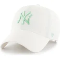 weisse-kappe-mit-gebogenem-schirm-und-grunem-new-york-yankees-logo-mlb-clean-up-von-47-brand