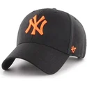 schwarze-snapback-kappe-mit-gebogenem-schirm-und-orangefarbenem-new-york-yankees-logo-von-47-brand-mlb-mvp