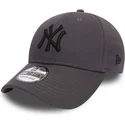 new-era-39thirty-league-essential-new-york-yankees-mlb-kappe-mit-gebogenem-schirm-in-steinfarbe-mit-schwarzem-logo-verstellbar