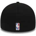 39thirty-chicago-bulls-nba-stretch-fit-kappe-mit-schwarzem-und-rotem-gebogenem-schirm-von-new-era