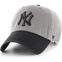 graue-gebogene-kappe-mit-schirm-und-schwarzem-new-york-yankees-mlb-clean-up-two-tone-logo-von-47-brand
