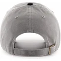 graue-gebogene-kappe-mit-schirm-und-schwarzem-new-york-yankees-mlb-clean-up-two-tone-logo-von-47-brand