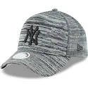 verstellbare-graue-gebogene-kappe-mit-schwarzem-logo-9forty-engineered-fit-der-new-york-yankees-mlb-von-new-era