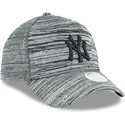 verstellbare-graue-gebogene-kappe-mit-schwarzem-logo-9forty-engineered-fit-der-new-york-yankees-mlb-von-new-era
