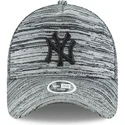 verstellbare-graue-gebogene-kappe-mit-schwarzem-logo-9forty-engineered-fit-der-new-york-yankees-mlb-von-new-era