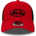 new-era-oval-script-a-frame-rote-und-schwarze-trucker-kappe