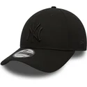 svart-bojd-justerbar-keps-med-svart-logotyp-9forty-league-essential-fran-new-york-yankees-mlb-av-new-era