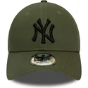 verstellbare-grune-curve-kappe-mit-schwarzem-logo-9forty-league-essential-der-new-york-yankees-mlb-von-new-era