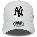 vit-trucker-keps-med-svart-essential-a-frame-logotyp-fran-new-york-yankees-mlb-av-new-era