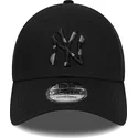 verstellbare-schwarze-kappe-mit-gebogenem-schirm-und-camouflage-logo-9forty-camo-infill-der-new-york-yankees-mlb-von-new-era