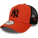 rote-trucker-kappe-mit-schwarzem-logo-league-essential-a-frame-der-new-york-yankees-mlb-von-new-era