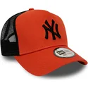 rote-trucker-kappe-mit-schwarzem-logo-league-essential-a-frame-der-new-york-yankees-mlb-von-new-era