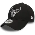 svart-justerbar-kurvad-keps-med-vit-logotyp-9forty-league-essential-fran-chicago-bulls-nba-av-new-era