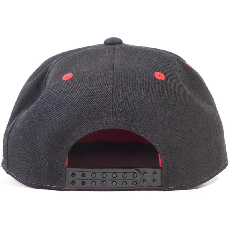 cepur-plakana-melns-snapback-red-helmet-no-difuzed