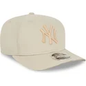 beige-gebogener-snapback-9fifty-stretch-snap-league-essential-kappe-der-new-york-yankees-mlb-von-new-era