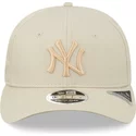 new-era-curved-brim-9fifty-stretch-snap-league-essential-new-york-yankees-mlb-beige-snapback-cap