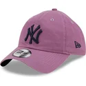 new-era-mlb-new-york-yankees-9twenty-essential-casual-classic-violette-verstellbare-kappe-mit-gebogenem-schirm-und-schwarzem-log