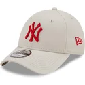 bojd-beige-justerbar-keps-med-rod-logotyp-9forty-league-essential-fran-new-york-yankees-mlb-av-new-era