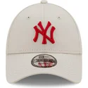 bojd-beige-justerbar-keps-med-rod-logotyp-9forty-league-essential-fran-new-york-yankees-mlb-av-new-era