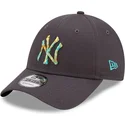 graue-verstellbare-curved-cap-9forty-camo-infill-der-new-york-yankees-mlb-von-new-era