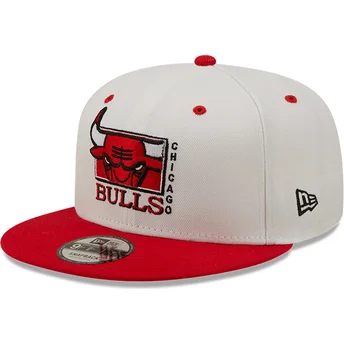 Gorra plana blanca y roja snapback 9FIFTY White Crown de Chicago Bulls NBA de New Era