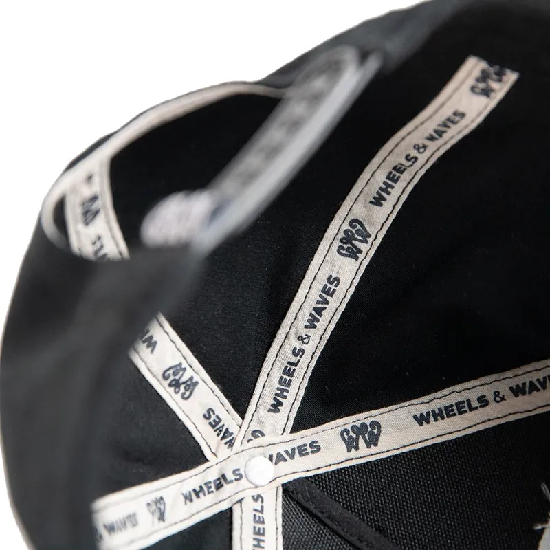 cap-izliekta-black-snapback-no-wheels-and-waves