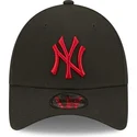 schwarze-verstellbare-kappe-mit-gebogenem-schirm-und-rotem-logo-9forty-league-essential-der-new-york-yankees-mlb-von-new-era