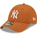 cepur-izliekta-bruns-regulejams-9forty-league-essential-no-new-york-yankees-mlb-no-new-era