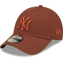 cepur-izliekta-bruns-regulejams-9forty-league-essential-no-new-york-yankees-mlb-no-new-era