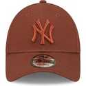 cepur-izliekta-bruns-regulejams-9forty-league-essential-no-new-york-yankees-mlb-no-new-era