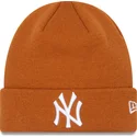 gorro-marron-league-essential-cuff-de-new-york-yankees-mlb-de-new-era