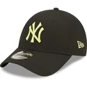 gorra-curva-negra-ajustable-con-logo-verde-9forty-league-essential-de-new-york-yankees-mlb-de-new-era