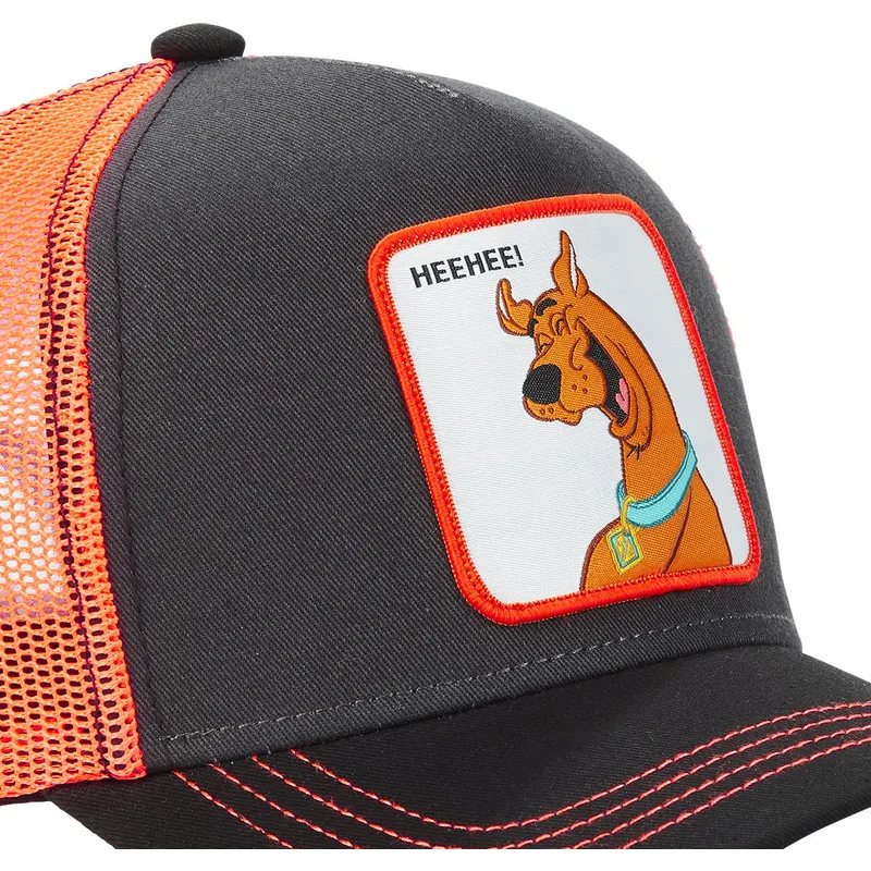 schwarze-und-orangefarbene-trucker-kappe-scooby-doo-heehee-hee-von-capslab