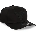 gorra-curva-negra-snapback-con-logo-negro-9fifty-tonal-stretch-snap-de-chicago-bulls-nba-de-new-era