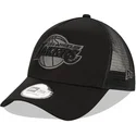 gorra-trucker-negra-con-logo-negro-9forty-a-frame-tonal-de-los-angeles-lakers-nba-de-new-era