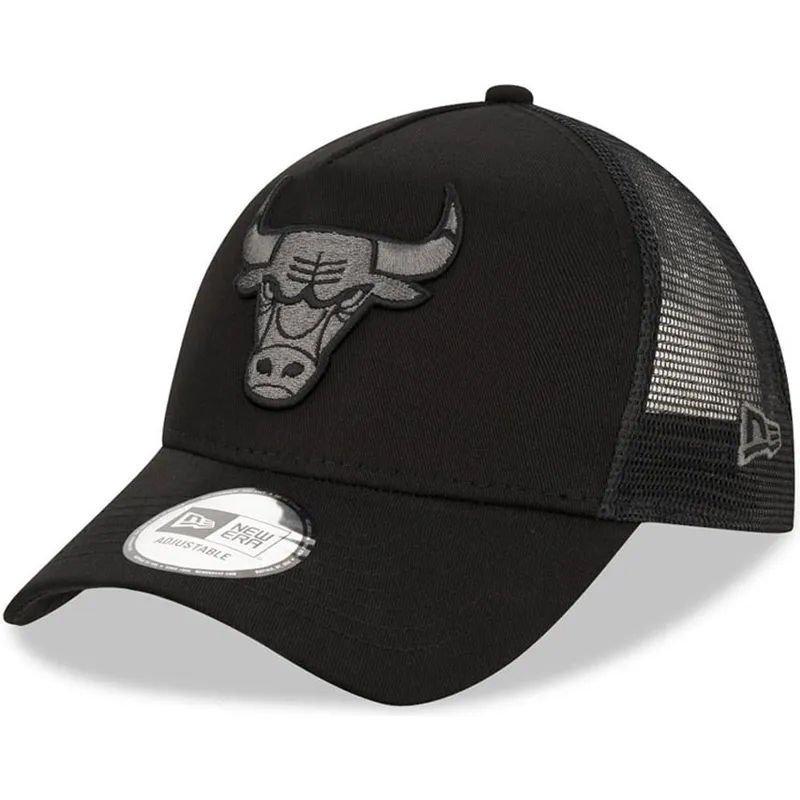 svart-truckerkeps-med-svart-logotyp-9forty-a-frame-tonal-fran-chicago-bulls-nba-av-new-era