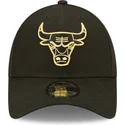 schwarze-gebogene-verstellbare-kappe-mit-goldenem-logo-9forty-metallic-chicago-bulls-nba-von-new-era
