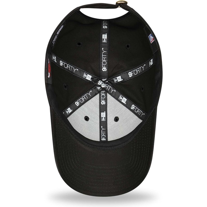 new-era-curved-brim-golden-logo-9forty-metallic-chicago-bulls-nba-black-adjustable-cap