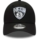 cepur-izliekta-melns-regulejams-9forty-print-infill-no-brooklyn-nets-nba-no-new-era