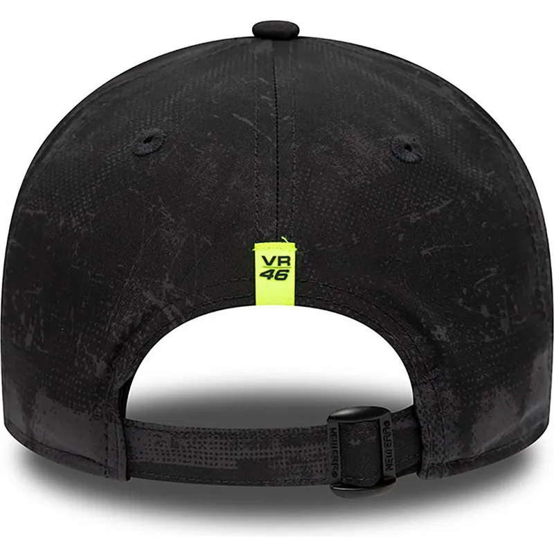 cepur-izliekta-melns-regulejama-lente-valentino-rossi-vr46-9forty-all-over-print-no-valentino-rossi-vr46-motogp-no-new-era