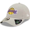 verstellbare-graue-9forty-repreve-kappe-mit-gebogenem-schirm-der-los-angeles-lakers-nba-von-new-era