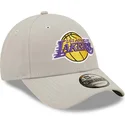 verstellbare-graue-9forty-repreve-kappe-mit-gebogenem-schirm-der-los-angeles-lakers-nba-von-new-era