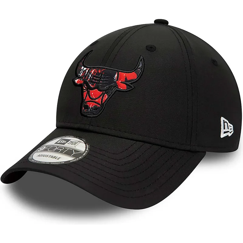 cepur-izliekta-melns-regulejams-9forty-print-infill-no-chicago-bulls-nba-no-new-era