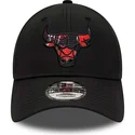 cepur-izliekta-melns-regulejams-9forty-print-infill-no-chicago-bulls-nba-no-new-era