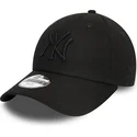 schwarze-gebogene-verstellbare-kinderkappe-mit-schwarzem-logo-9forty-league-essential-von-new-york-yankees-mlb-von-new-era