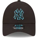 gorra-curva-negra-ajustable-con-logo-azul-9forty-neon-outline-de-new-york-yankees-mlb-de-new-era