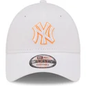 new-era-new-york-yankees-mlb-9forty-neon-outline-weisse-verstellbare-kappe-mit-gebogenem-schirm-und-orangem-logo