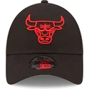 schwarze-verstellbare-curved-cap-mit-rotem-logo-9forty-neon-outline-von-chicago-bulls-nba-von-new-era