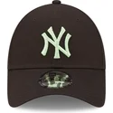 svart-justerbar-kurvad-keps-med-gront-logo-9forty-league-essential-fran-new-york-yankees-mlb-av-new-era